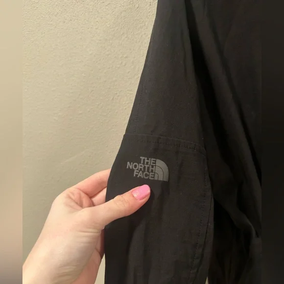 The North Face Women’s Resolve Parka Jacket in Black - Picture 6 of 6